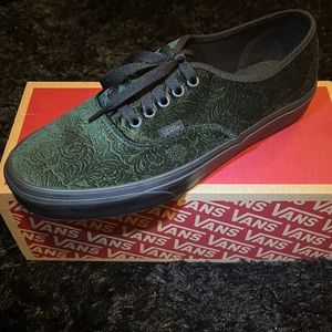 Jungle Green/Blk color, velvet material, size 9 mens.